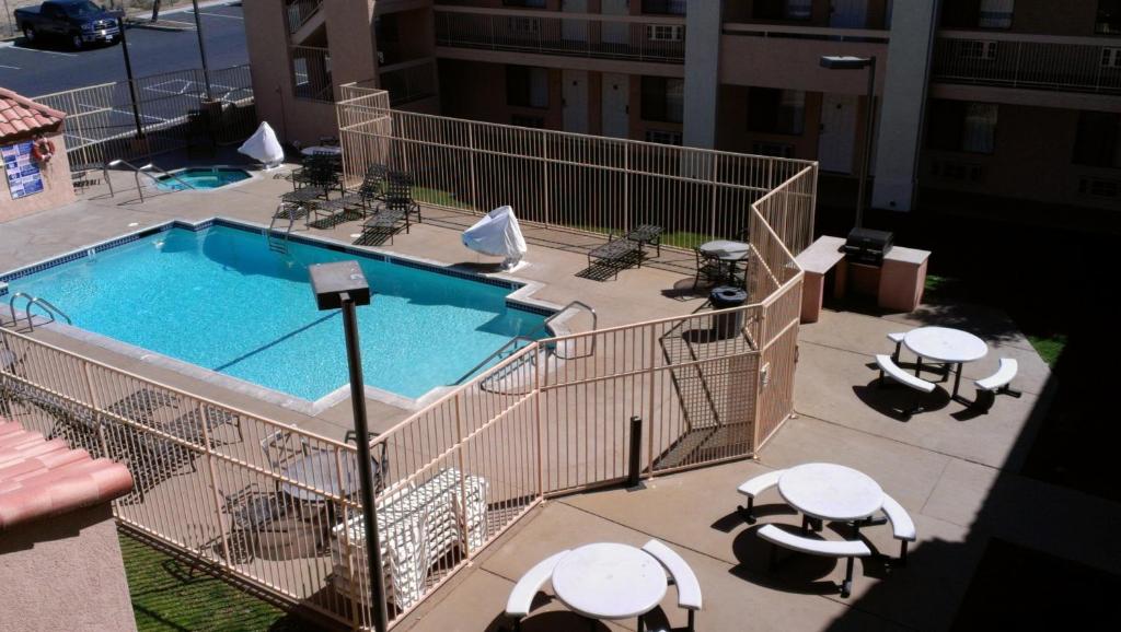 Bazén v ubytování Motel 6 Barstow, CA I15 and Lenwood Road nebo v jeho okolí