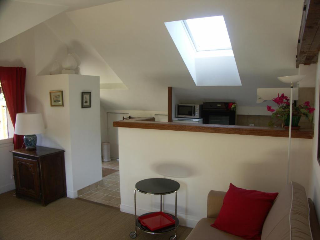 uma sala de estar com um sofá e uma cozinha em Gite de la Drouette et chambre d'hôtes em Villiers-le-Morhier