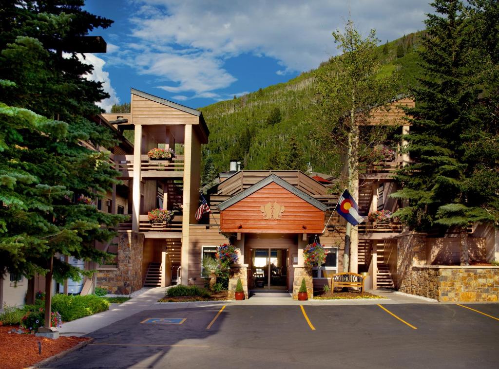 a building in a parking lot in front of a mountain at Eagle Point Resort in Vail
