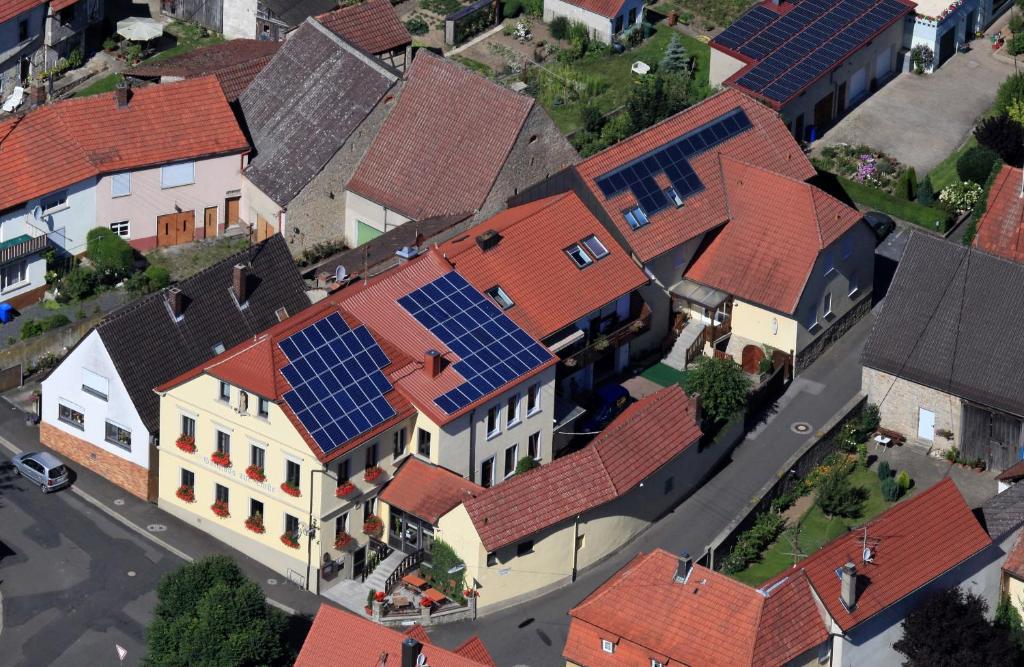 una vista aérea de una casa con paneles solares. en Hotel zur Linde, en Gädheim