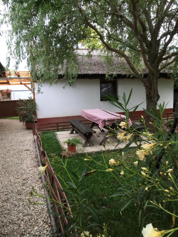 Vonkajšia záhrada v ubytovaní Balatonkenesei Nádfedeles Lovas Vendégház