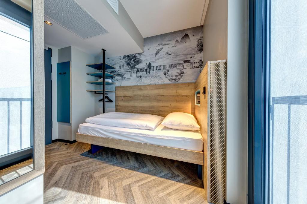 Schulz Hotel Berlin Wall at the East Side Gallery - 8