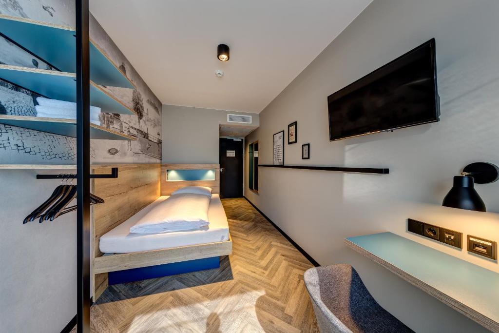 Schulz Hotel Berlin Wall at the East Side Gallery - 6