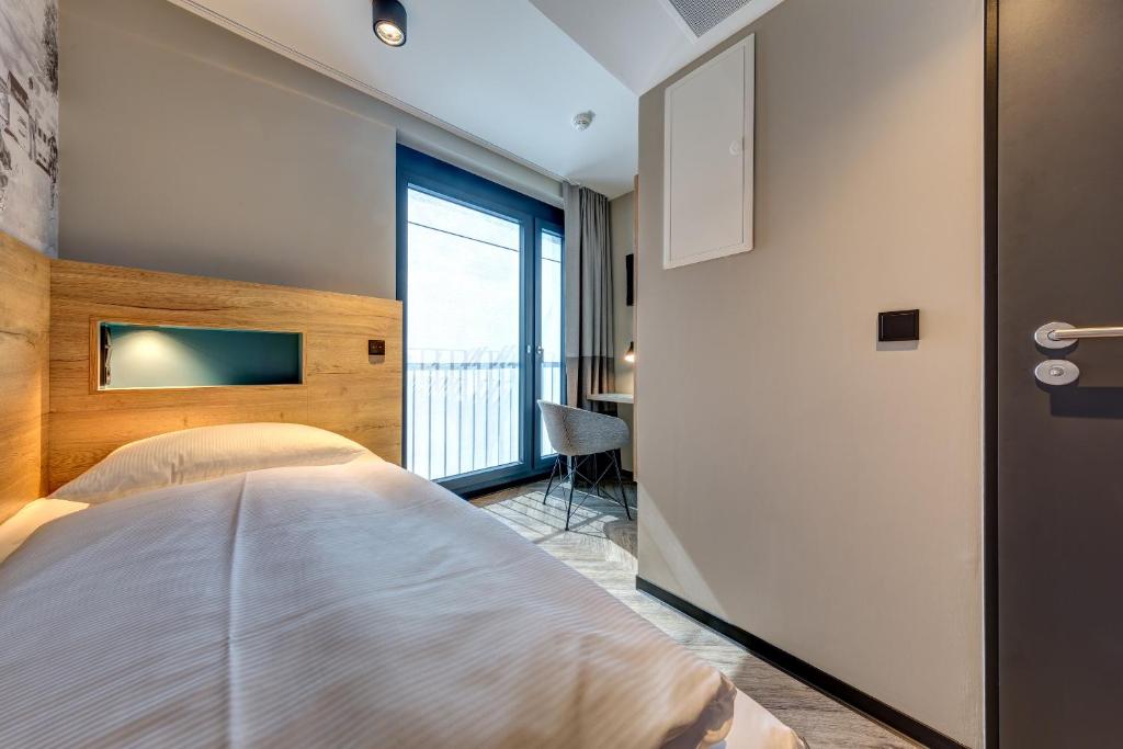 Schulz Hotel Berlin Wall at the East Side Gallery - 2