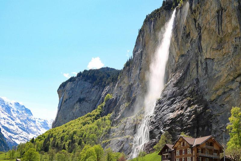 una cascada a un lado de una montaña en Breathtaking Waterfall Apartment, en Lauterbrunnen