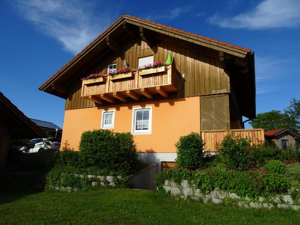 a house with a balcony with flowers on it at Ferienwohnungen Anna Geißinger in Mauth