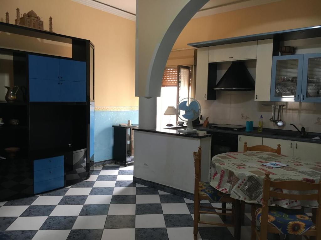 una cucina con tavolo e pavimento a scacchi di Mar Ionio Apartment ad Avola