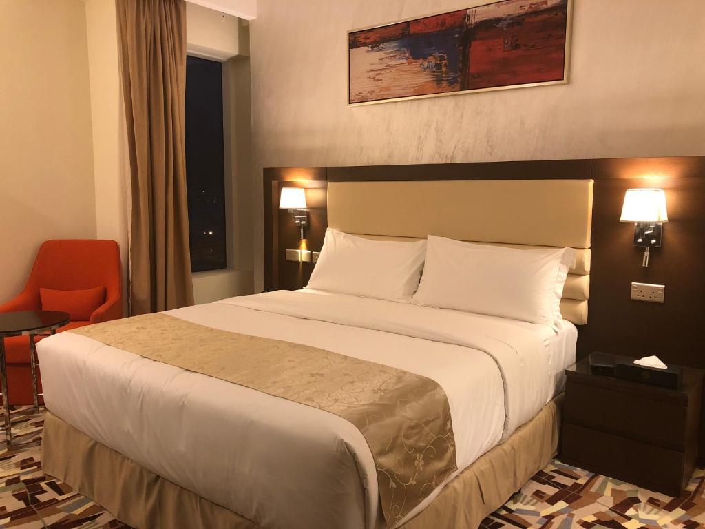 Postel nebo postele na pokoji v ubytování Al Murooj Grand Hotel