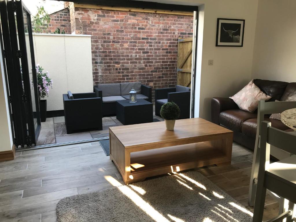 uma sala de estar com um sofá e uma mesa de centro em No 4 Elizabeth Street em Congleton