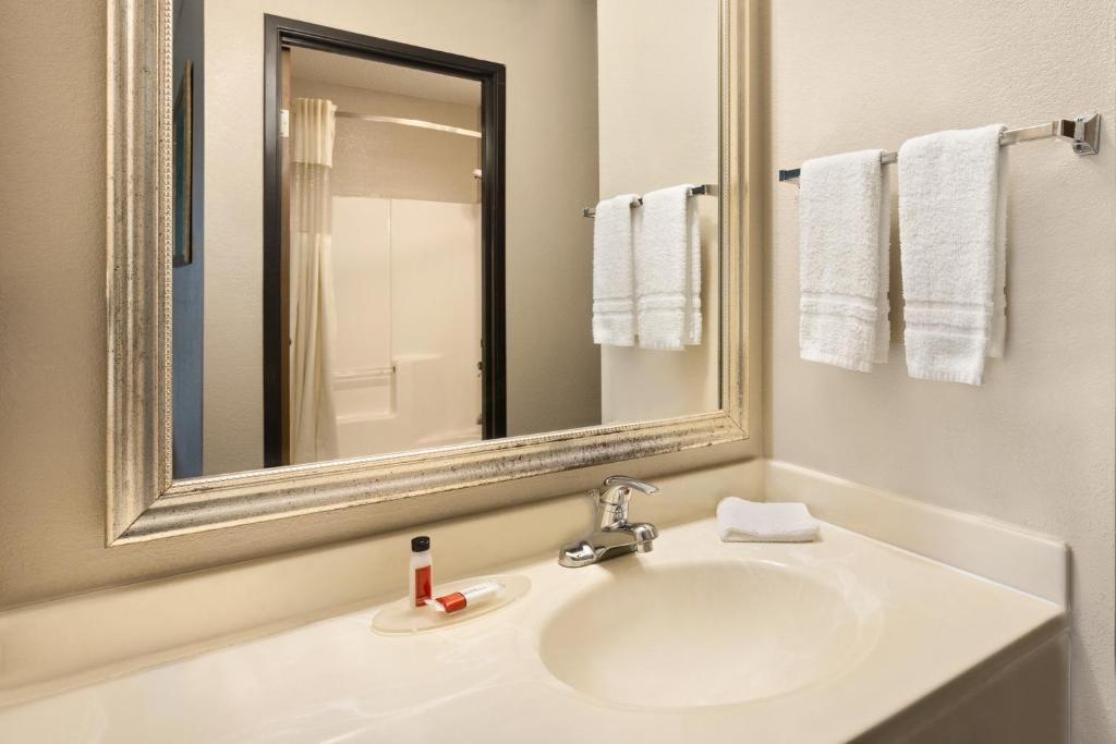 Baymont by Wyndham Warrenton - Habitación Con Cama Grande - No Fumadores