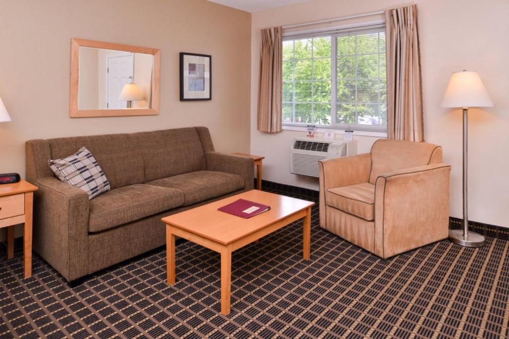 Posezení v ubytování Campus Inn & Suites Eugene Downtown