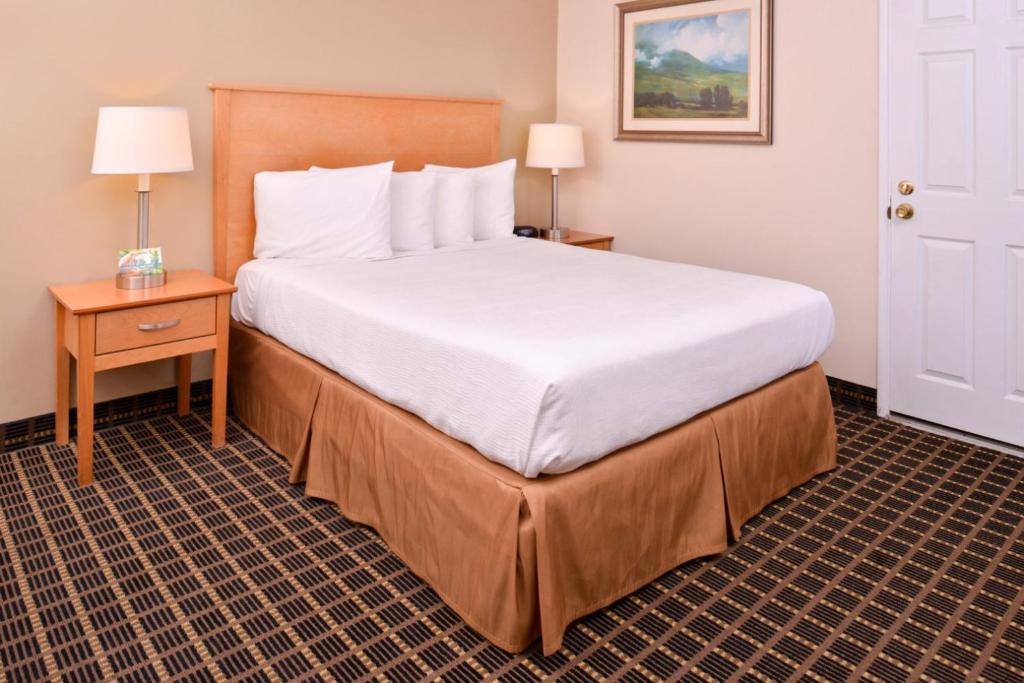 Postel nebo postele na pokoji v ubytování Campus Inn & Suites Eugene Downtown
