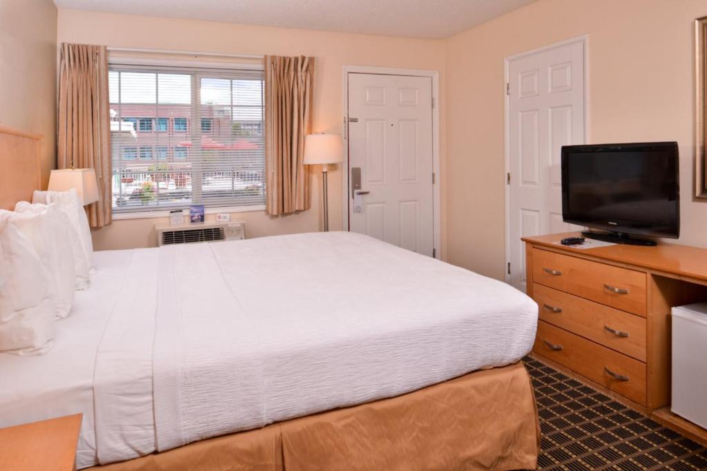 Postel nebo postele na pokoji v ubytování Campus Inn & Suites Eugene Downtown