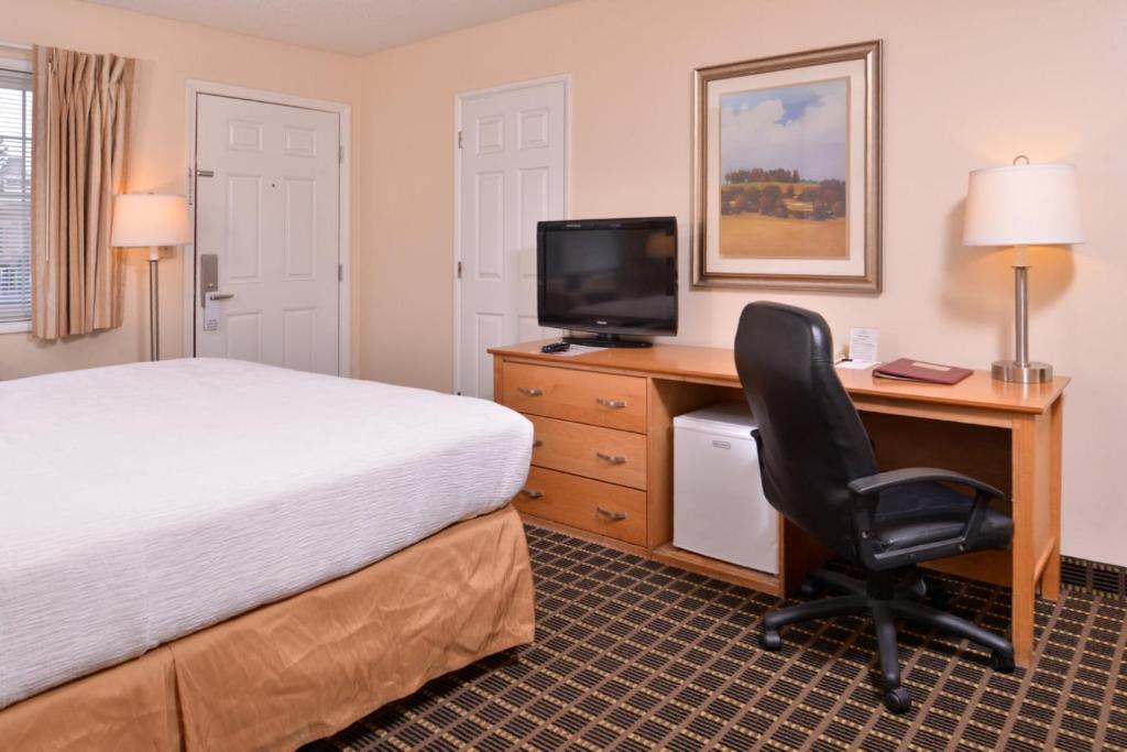 TV a/nebo společenská místnost v ubytování Campus Inn & Suites Eugene Downtown