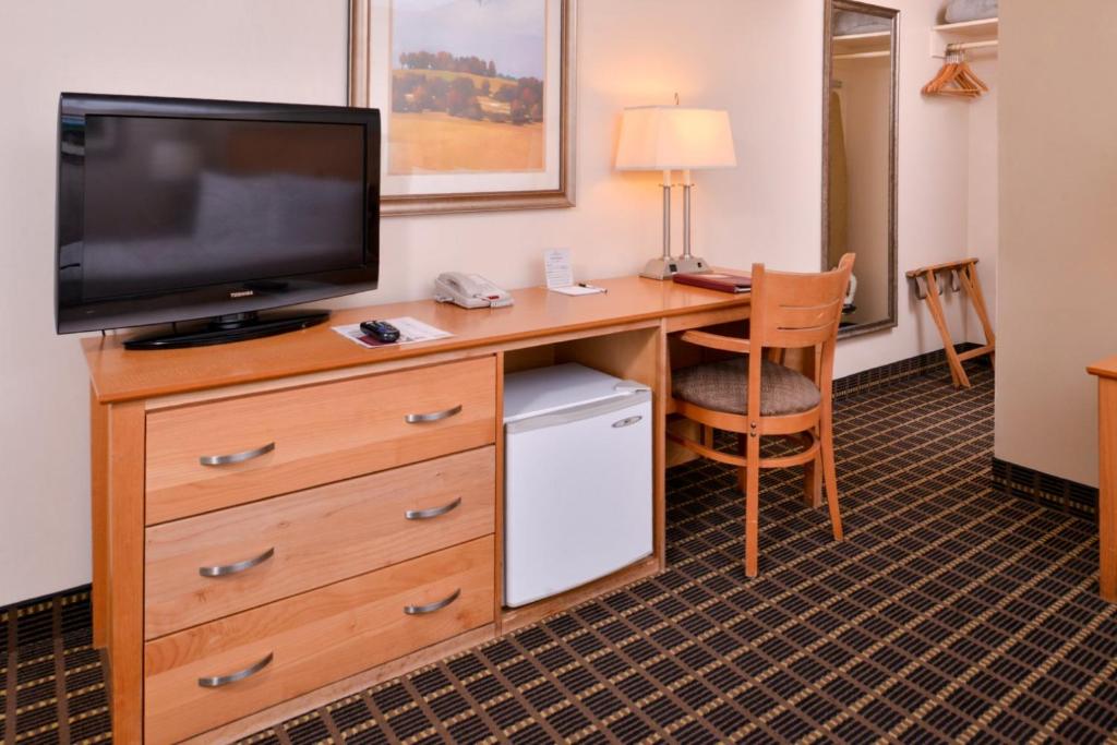 TV a/nebo společenská místnost v ubytování Campus Inn & Suites Eugene Downtown