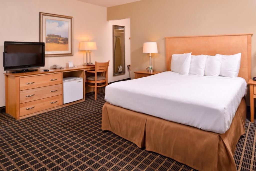 Postel nebo postele na pokoji v ubytování Campus Inn & Suites Eugene Downtown
