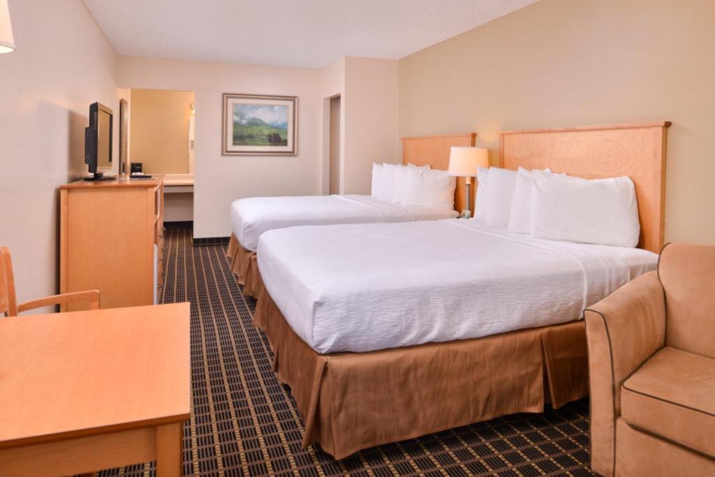 Postel nebo postele na pokoji v ubytování Campus Inn & Suites Eugene Downtown
