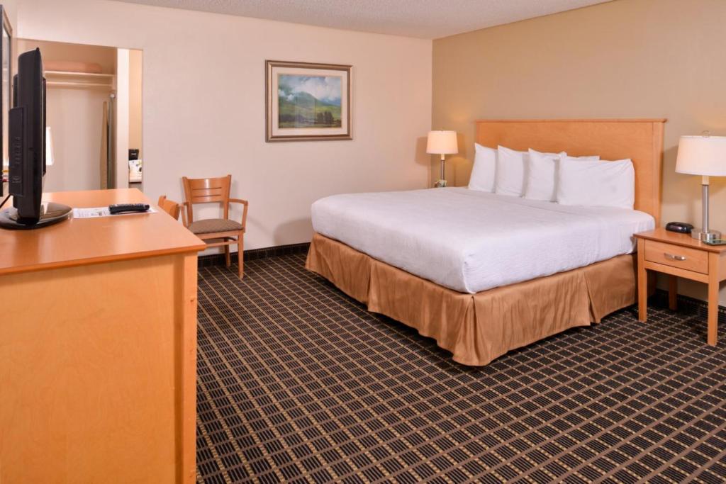 Postel nebo postele na pokoji v ubytování Campus Inn & Suites Eugene Downtown