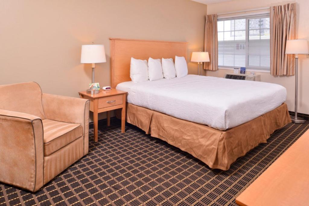 Postel nebo postele na pokoji v ubytování Campus Inn & Suites Eugene Downtown