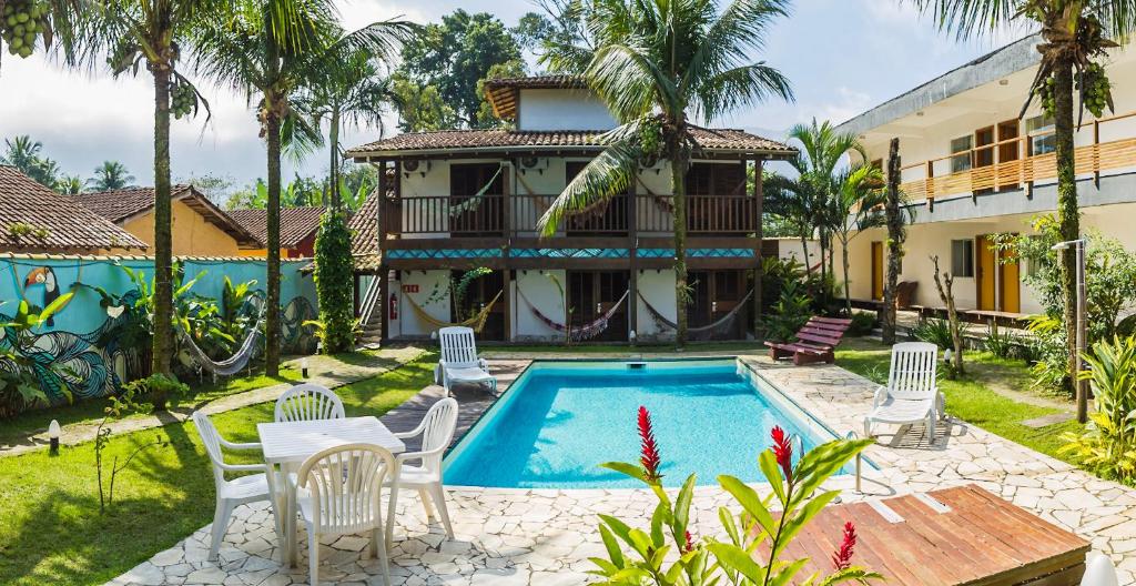 A piscina localizada em Pousada Tubes Maresias ou nos arredores
