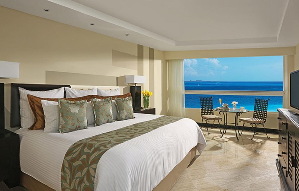 Cama o camas de una habitación en Dreams Sands Cancun Resort & Spa