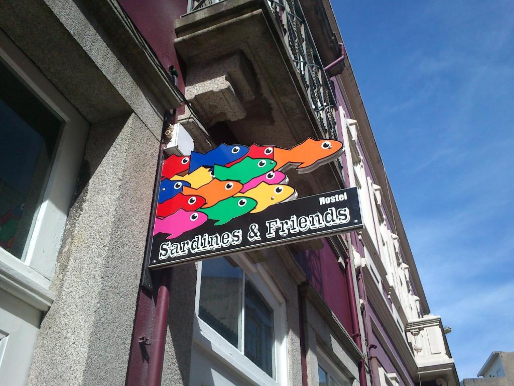 una señal en el lateral de un edificio en Sardines and Friends Hostel 04, en Póvoa de Varzim