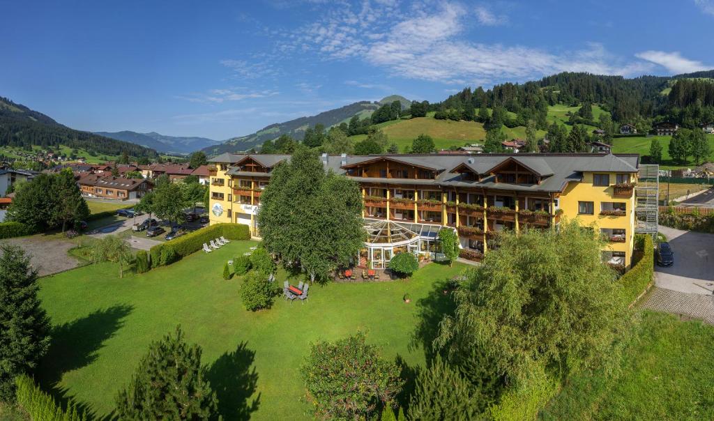 uma vista aérea de um hotel nas montanhas em Alpenhof Brixen em Brixen im Thale