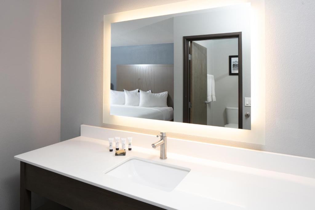 Hotel 28 Boise Airport, Ascend Hotel Collection - Chambre Quadruple Avec Deux Lits Queen Et Douche Enroulée - Accès Aux Handicaps / Non Fumeurs