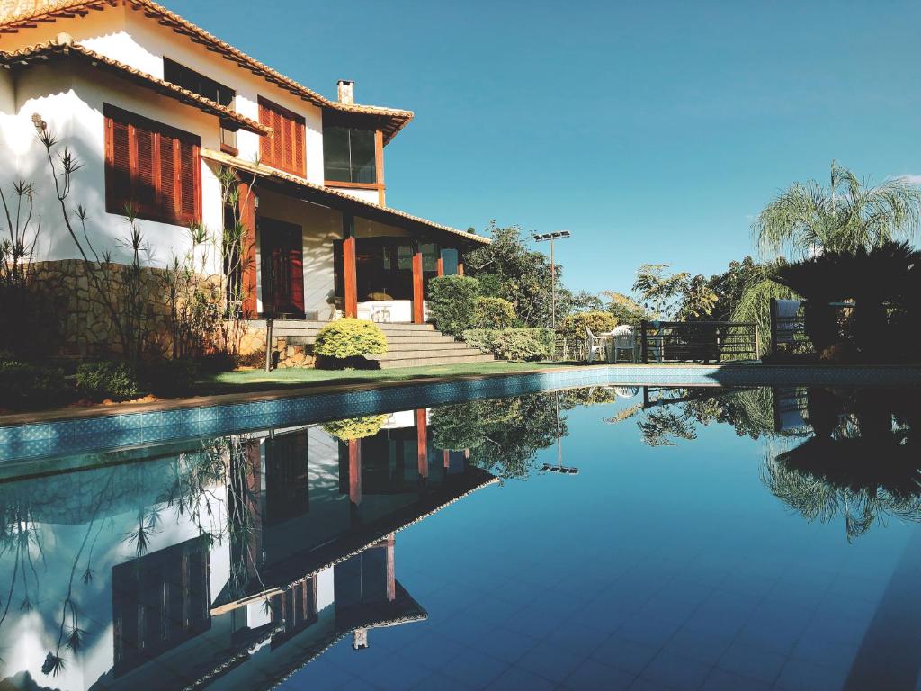 uma casa com uma piscina em frente em Casa De Lagoa Santa em Lagoa Santa