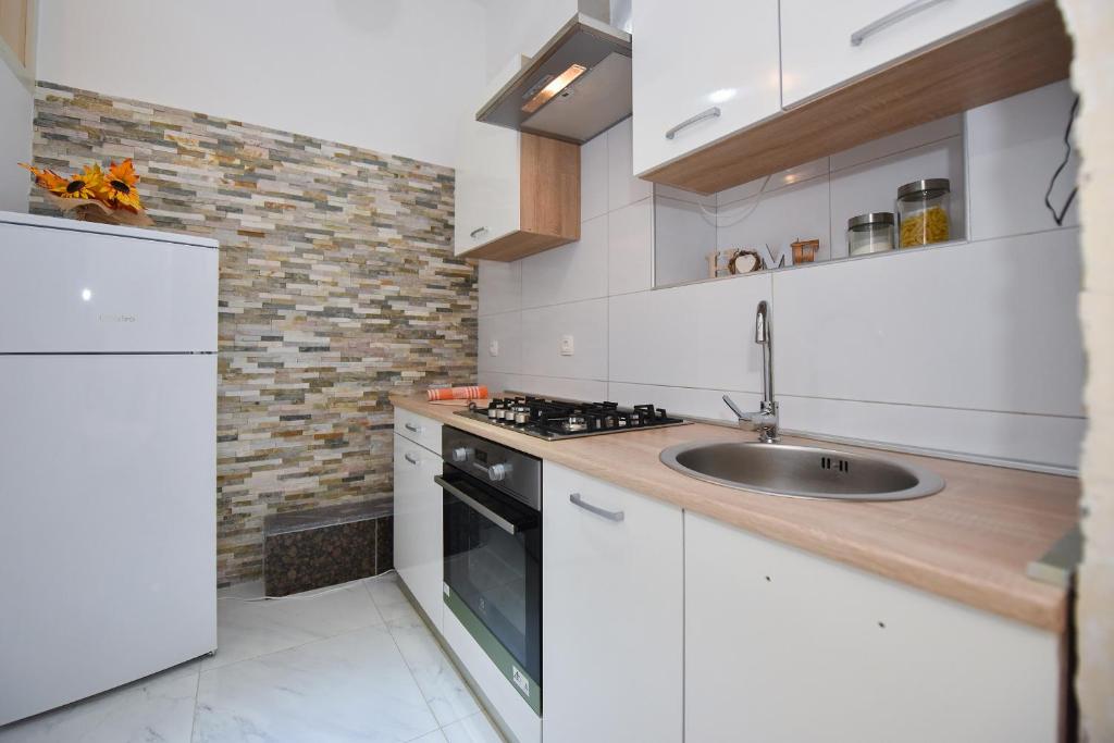 Kuchyň nebo kuchyňský kout v ubytování Apartments Smoky M