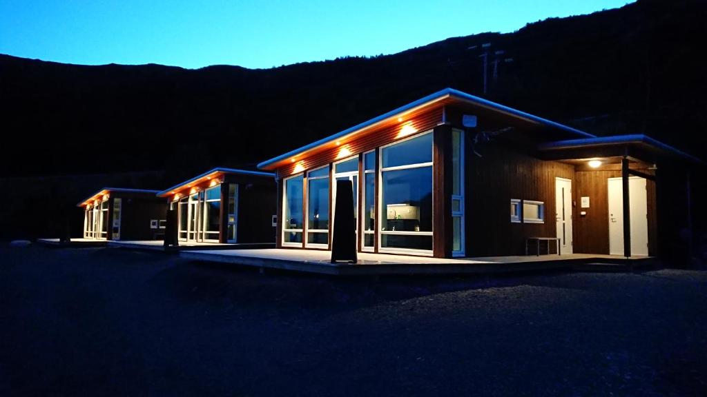 ein Haus mit seitlicher Beleuchtung in der Nacht in der Unterkunft Lofothytter in Offersøya
