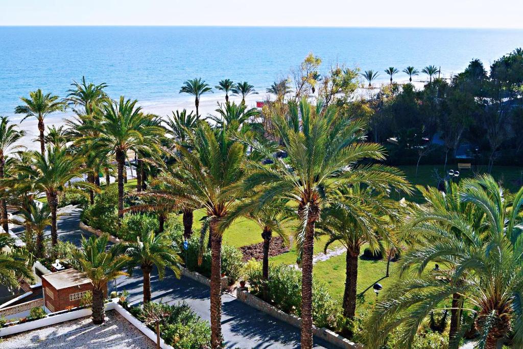 an aerial view of a resort with palm trees and the ocean at Alicante Plage Muchavista Vu Mer Piscine Wifi Clim in Alicante