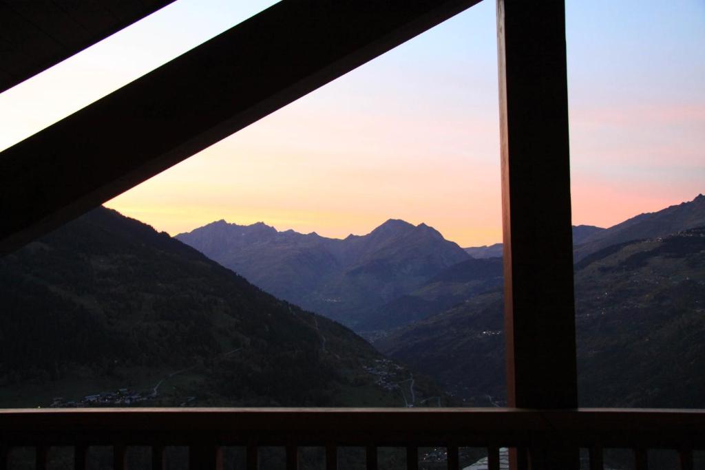 サント・フォア・タロンテーズにあるTime to Ski - Aramisの夕日の山々の景色