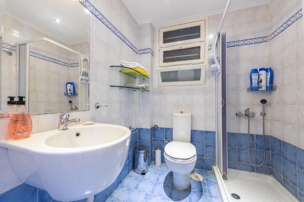 łazienka z umywalką, toaletą i prysznicem w obiekcie Victoria Majesty Apartments w Atenach