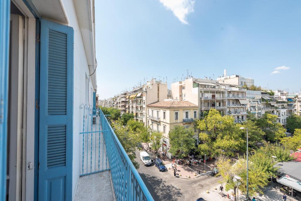 balkon apartamentowy z widokiem na miasto w obiekcie Victoria Majesty Apartments w Atenach