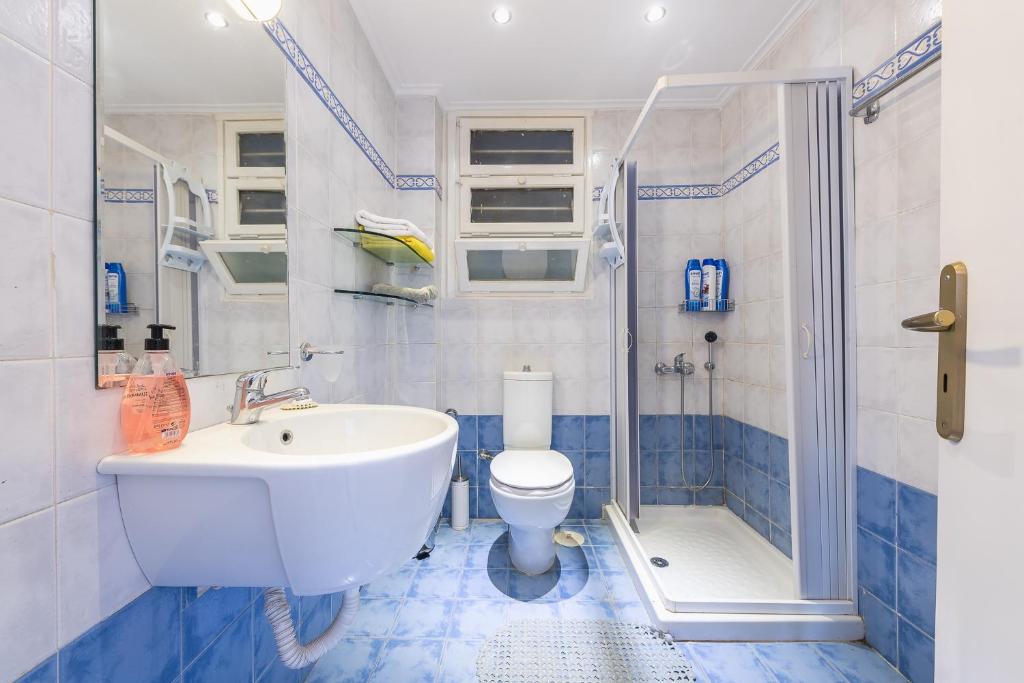 łazienka z umywalką, toaletą i prysznicem w obiekcie Victoria Majesty Apartments w Atenach