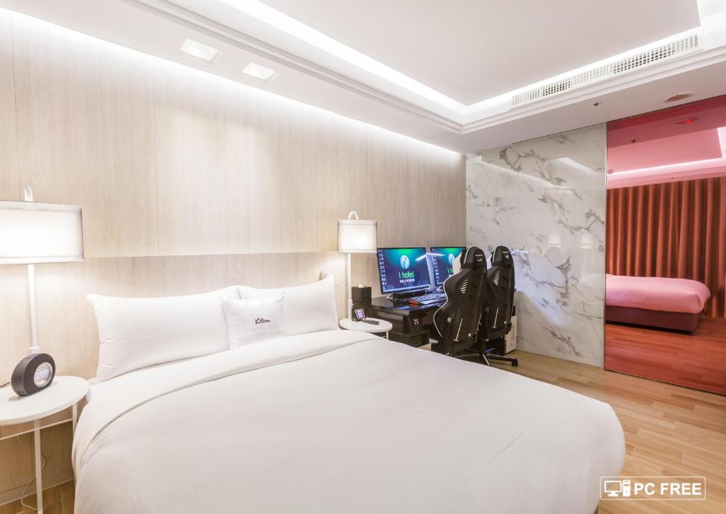 Postel nebo postele na pokoji v ubytování i hotel 中壢館