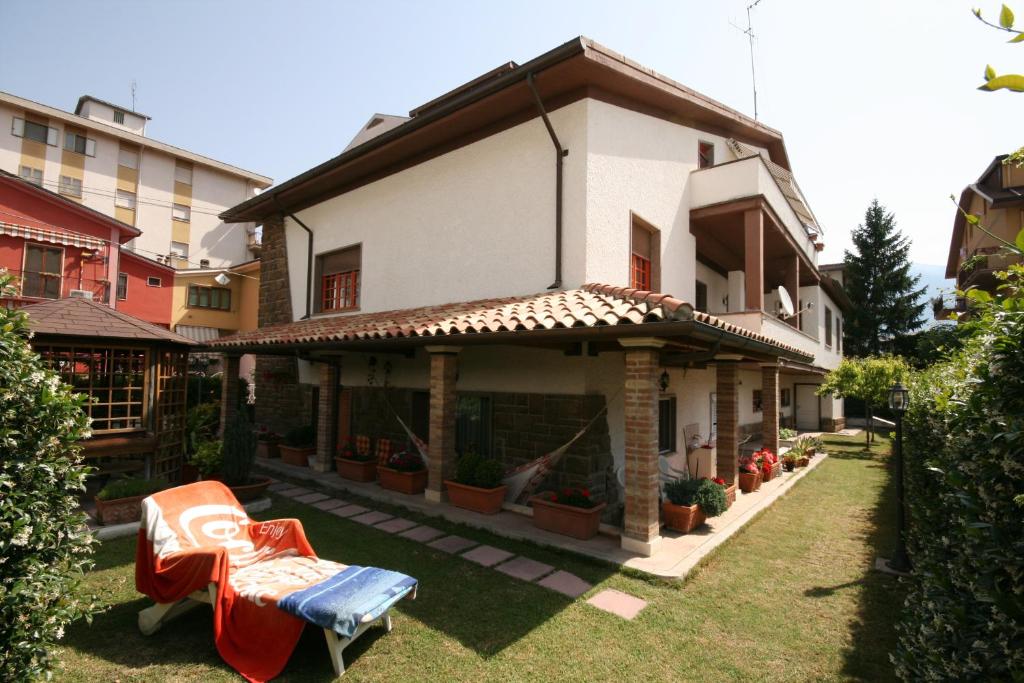 Pratola PelignaにあるLa Villaの庭のベンチ付き家