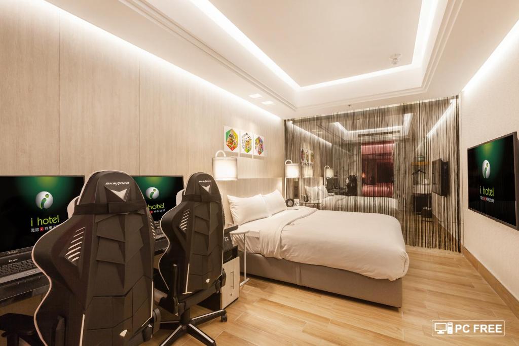 Postel nebo postele na pokoji v ubytování i hotel 中壢館