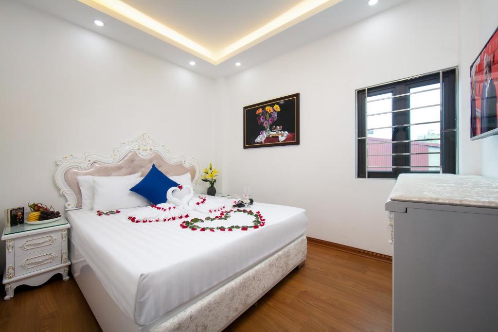 Giường trong phòng chung tại Hanoi Golden Hotel