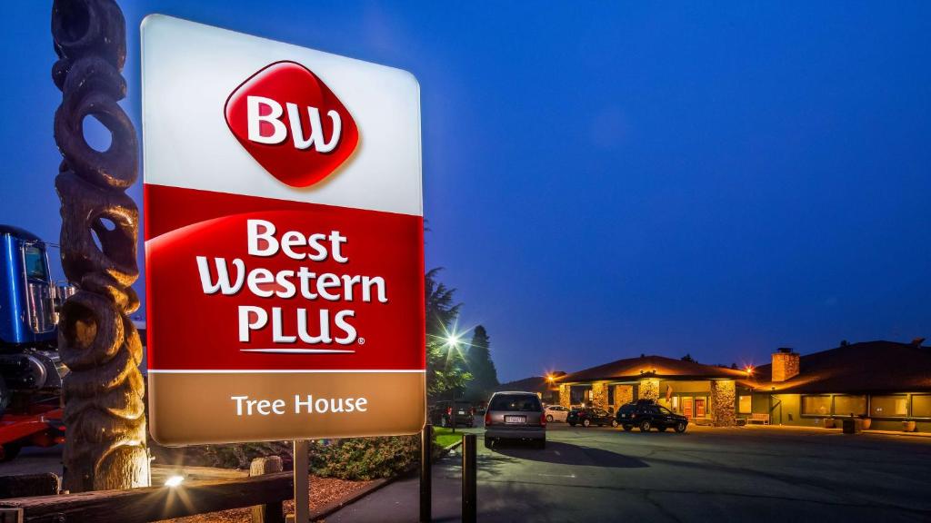 um sinal para uma casa na árvore do Best Western Plus em Best Western Plus Tree House em Mount Shasta