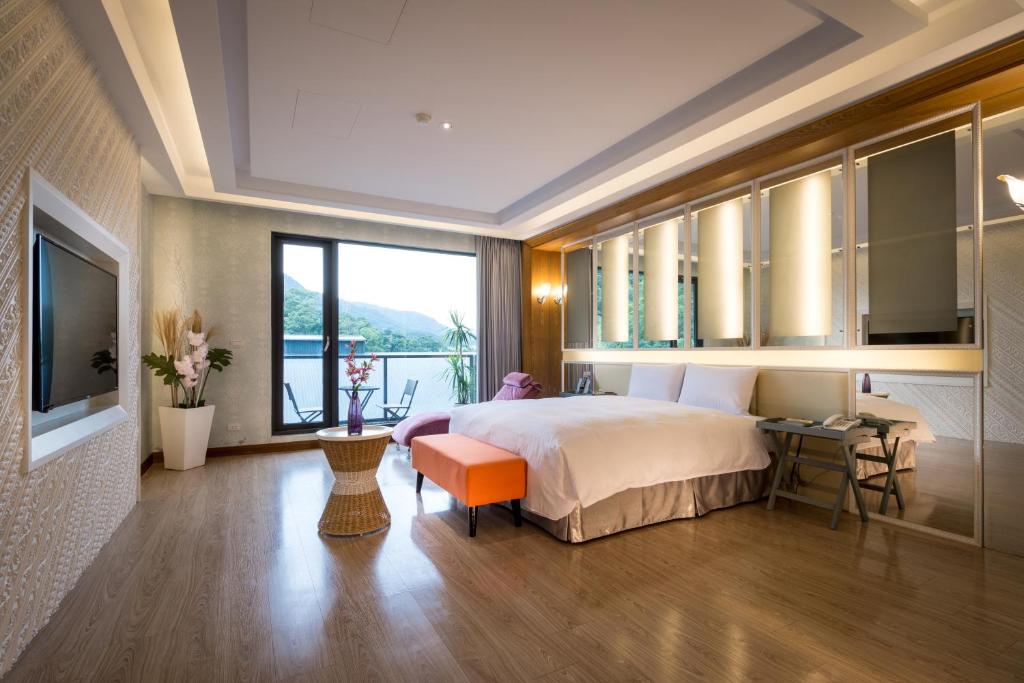 Tempat tidur dalam kamar di liHotel