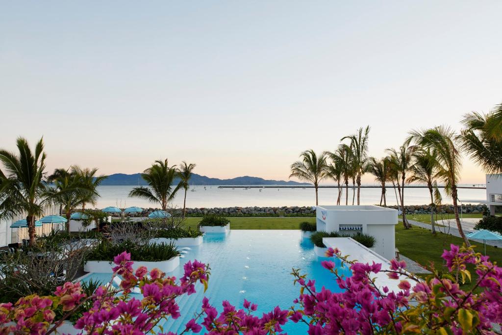 Blick auf den Pool im Resort in der Unterkunft The Ville Resort - Casino in Townsville