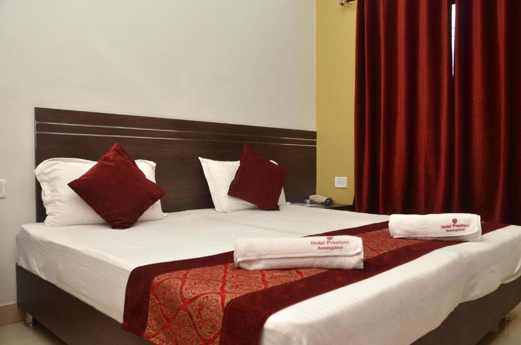 Tempat tidur dalam kamar di Hotel Preetam Aurangabad