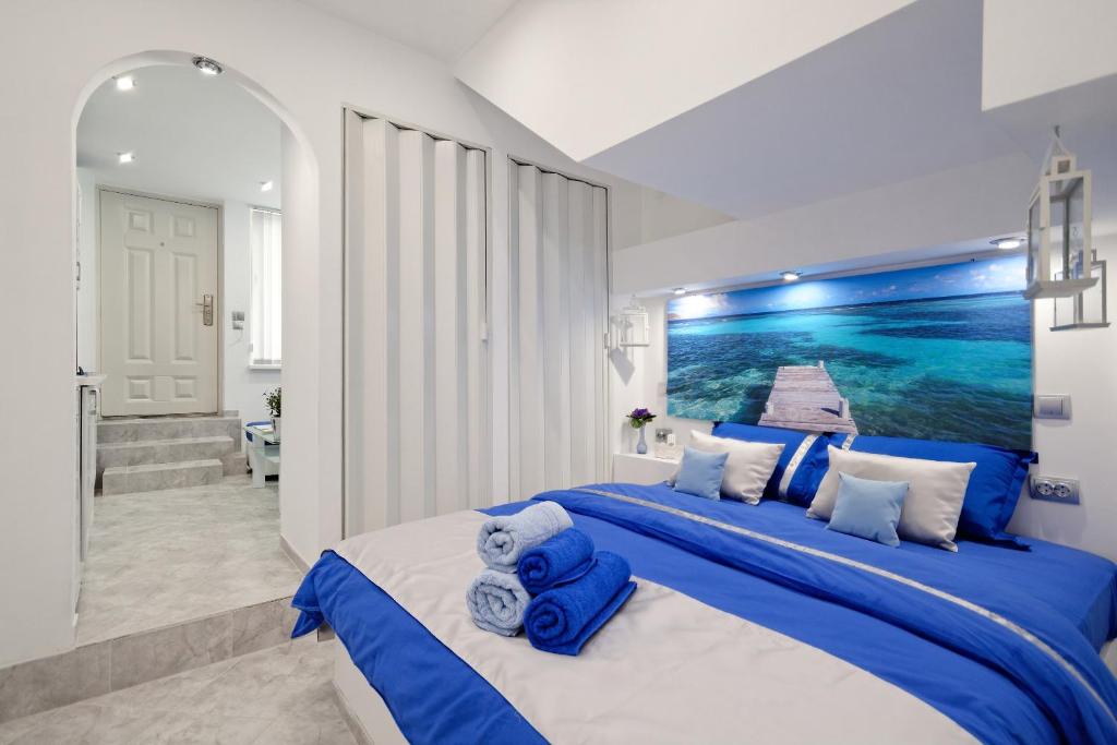 アテネにあるSantorini Style in Athens, Greeceの青と白のベッドルーム(大型ベッド1台付)