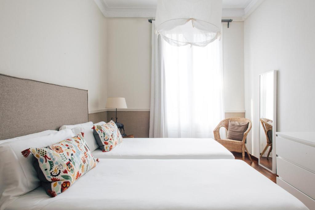Barcelona Apartment Val - Deluxe Three-Bedroom Apartment