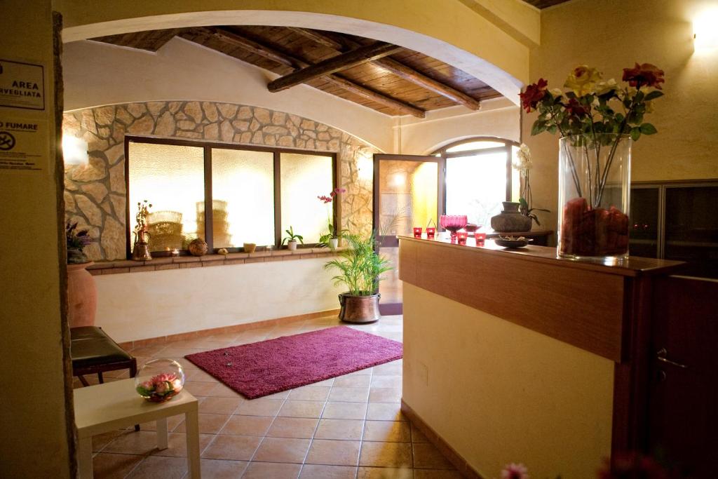 ein Wohnzimmer mit einem Tisch und einem lila Teppich in der Unterkunft Mediterraneo TartufoExperience in Pizzo