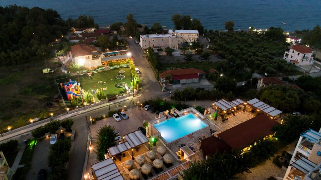 Basen w obiekcie Vathi Hotel lub w pobliżu