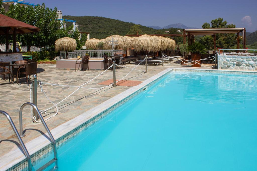 Basen w obiekcie Vathi Hotel lub w pobliżu