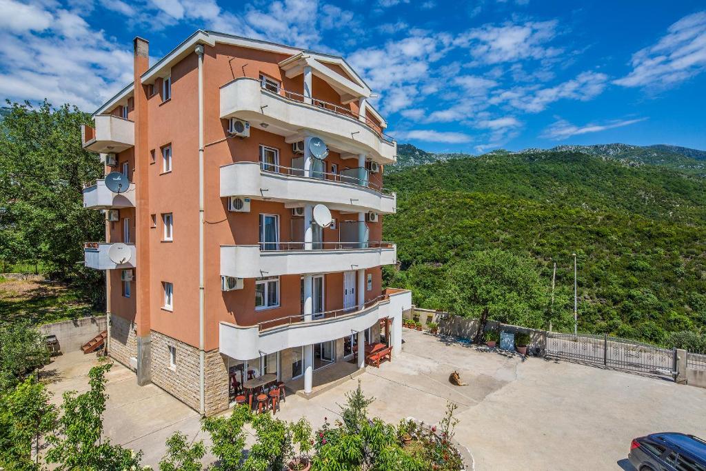 una vista aérea de un edificio con montañas en el fondo en Villa Ivanovic, en Budva